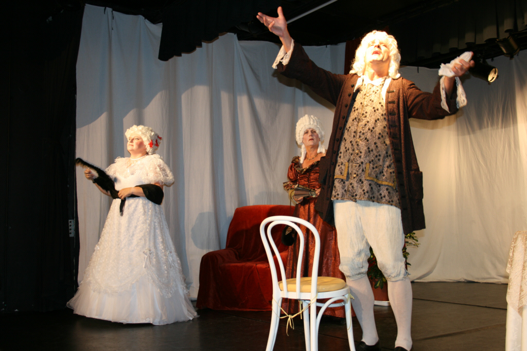 Philaminte (M. HUdec), Belise (V. Kerschbaum) und Chrysale (W. Vogl)